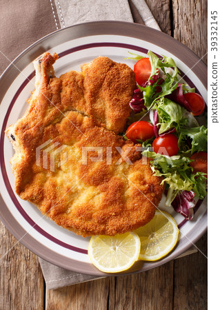 Veal milanese (cotoletta alla milanese) with lemon Veal milanese (cotoletta alla milanese) with lemon 39332145
