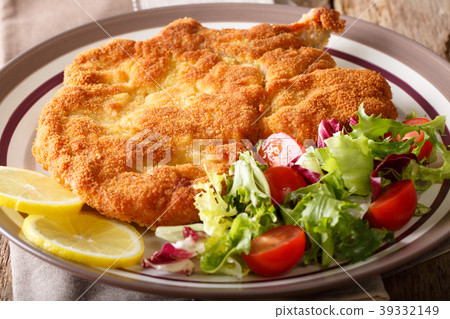 Delicious veal cutlet Milanese with lemon Delicious veal cutlet Milanese with lemon 39332149