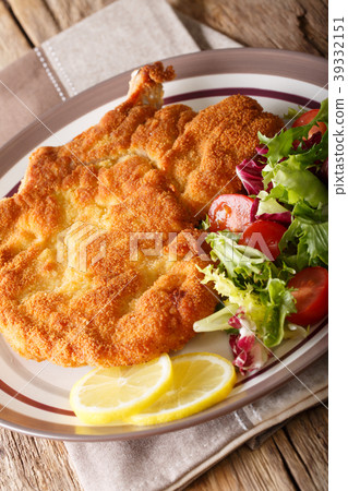 veal Milanese with lemon and fresh salad 39332151