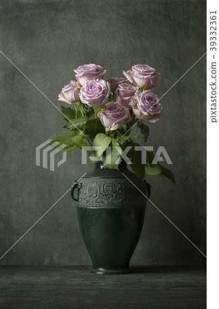 8朵玫瑰插在花瓶裡 照片素材 圖片 圖庫