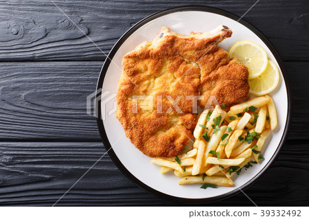 Traditional Italian veal Milanese with lemon 39332492
