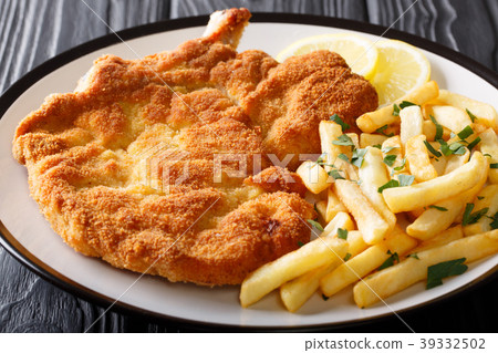 Milanese Beef cutlet breaded with lemon Milanese Beef cutlet breaded with lemon 39332502