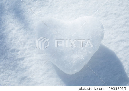 Heart on snow Heart on snow 39332915