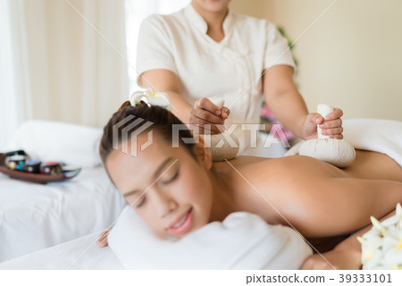Asian woman relaxing in the spa massage 39333101