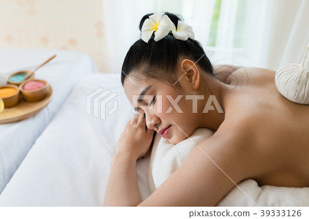 Asian woman relaxing in the spa massage 39333126