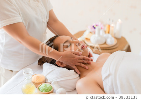 Asian woman relaxing in the spa massage 39333133