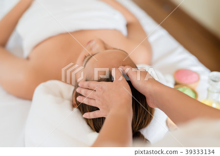 Asian woman relaxing in the spa massage 39333134
