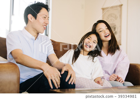 A family of three with a young couple and an elementary school girl A family of three with a young couple and an elementary school girl 39334981