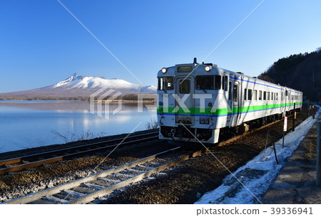Photographing the scenery of the ordinary train on the JR Hakodate Line, which runs along Lake Onuma in Onuma Quasi-National Park in spring Photographing the scenery of the ordinary train on the JR Hakodate Line, which runs along Lake Onuma in Onuma Quasi-National Park in spring 39336941