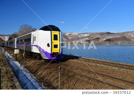 拍攝JR函館線特快列車的風景,春天在大沼國立公園沿大沼湖行駛 拍攝JR函館線特快列車的風景,春天在大沼國立公園沿大沼湖行駛 39337012