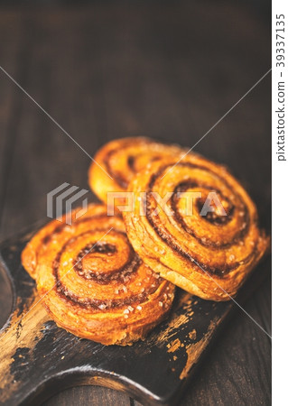 Traditional cinnamon rolls Traditional cinnamon rolls 39337135