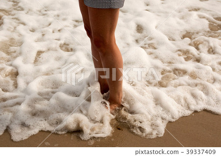 Feet in the ocean 39337409