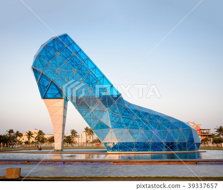 台灣嘉義布袋巨型高跟鞋藍色玻璃教堂 知名景點 39337657