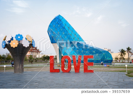 台灣嘉義布袋巨型高跟鞋藍色玻璃教堂 知名景點 39337659