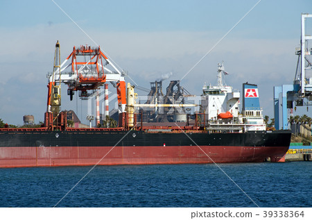 處理貨物的貨船在Keihin口岸 39338364
