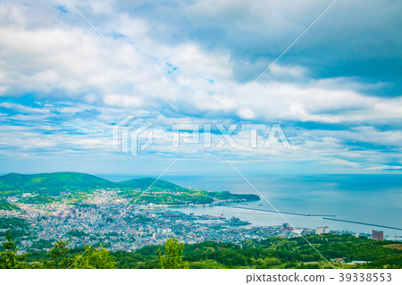 從北海道小樽市的Motoi山的景色 從北海道小樽市的Motoi山的景色 39338553