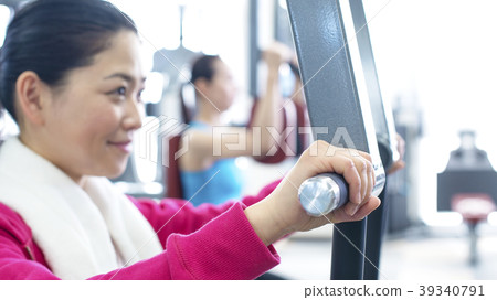 Part cut woman exercising in fitness gym 39340791