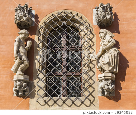 Sculptures at the window of town hall 39345052