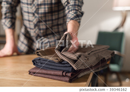 closeup. Selects wool from the stack. Young man 39346162