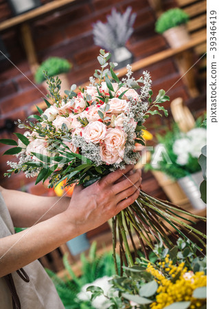 Flowers delivery concept 39346419