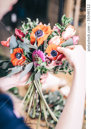 Florist arrangement a flowers bouquet 39346512