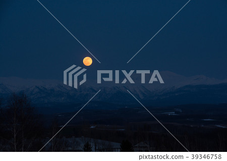 春天的月亮升起 39346758