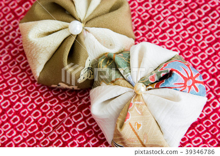 Old hand of old cloth 39346786