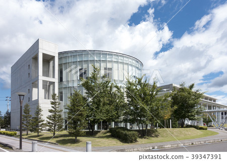 福島縣政府大樓主辦公樓以透明度和屋頂綠化為特色,充分利用阿布庫馬山脈的綠色景觀 福島縣政府大樓主辦公樓以透明度和屋頂綠化為特色,充分利用阿布庫馬山脈的綠色景觀 39347391