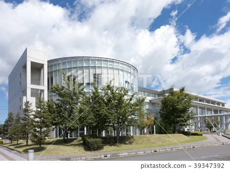 福島縣政府大樓主辦公樓以透明度和屋頂綠化為特色,充分利用阿布庫馬山脈的綠色景觀 福島縣政府大樓主辦公樓以透明度和屋頂綠化為特色,充分利用阿布庫馬山脈的綠色景觀 39347392