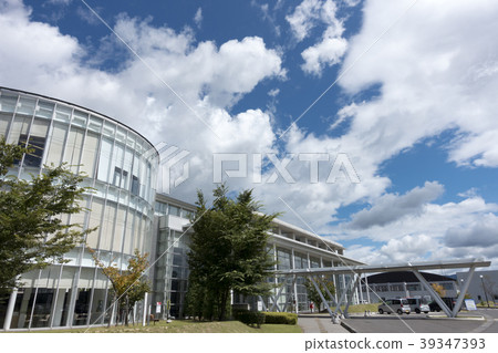 福島縣政府大樓主辦公樓以透明度和屋頂綠化為特色，充分利用阿布庫馬山脈的綠色景觀 39347393