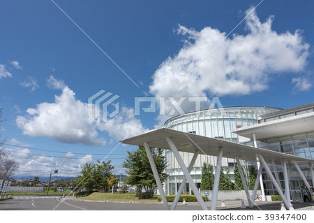 Fukushima Prefecture City Hall Main Office Building Featuring transparency and rooftop greening that take advantage of the green landscape that continues from the Abukuma Mountains 39347400