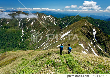 Tanigawa山脈縱向路在從Sennokurayama腳線看的初夏 39347906