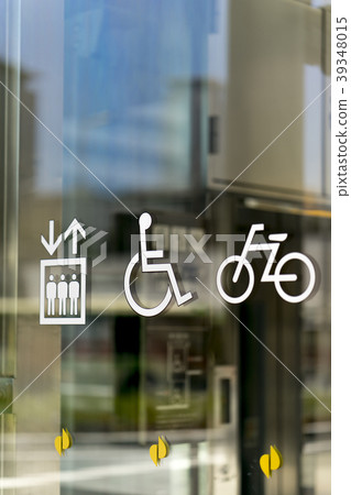 貼在幕牆玻璃表面的Picto標誌：電梯輪椅輪椅自行車停車場 39348015
