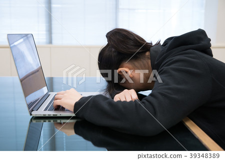 woman sleeping on her laptop in the office 39348389