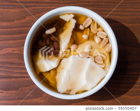 台灣甜點豆花（豆腐花）的特寫。 39350407