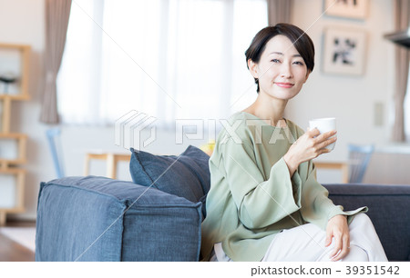 Housewife Housewife 39351542