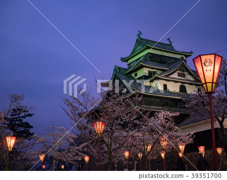Castle of Japan Matsue Castle aka Chidori Castle The castle tower is a national treasure selected 100 national cherry blossom spots in Japan 39351700