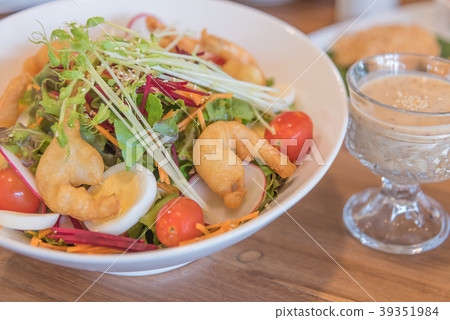 Fresh healthy japanese style shrimp salad Fresh healthy japanese style shrimp salad 39351984