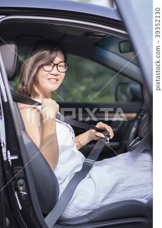 asian woman fasten car seat belt asian woman fasten car seat belt 39352130