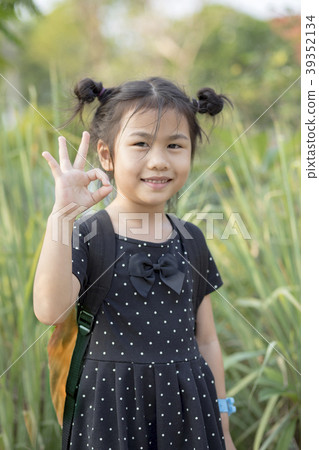 asian children carrying school backpack asian children carrying school backpack 39352134