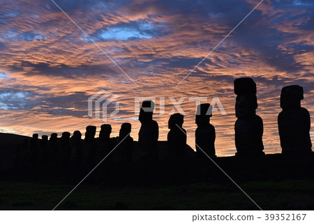 Moai站在早上 39352167