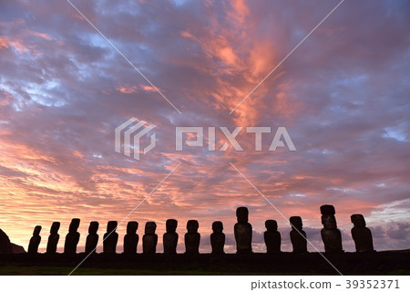 15 pairs of moai statues standing in the morning 39352371
