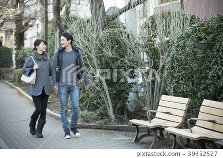Couple outdoor 39352527