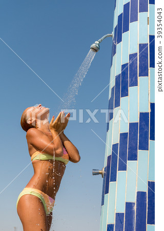 Young woman taking shower 39354043