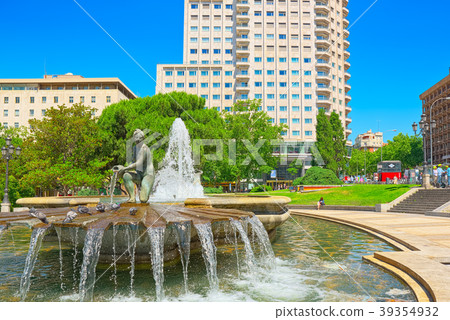 Spain Square (Plaza de Espana)  39354932