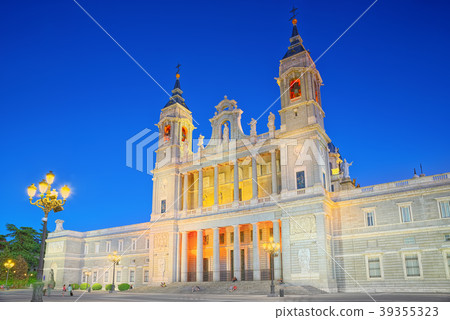 Almudena Cathedral (Catedral de Santa Maria ) 39355323