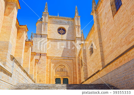 Narrow medieval streets of the city of Segovia 39355333