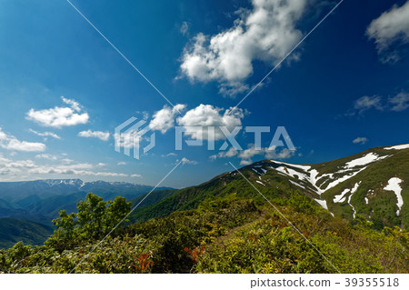 Naeba and Heibetsuyama of snow remaining seen from the Ogen Taisan ridge line Naeba and Heibetsuyama of snow remaining seen from the Ogen Taisan ridge line 39355518