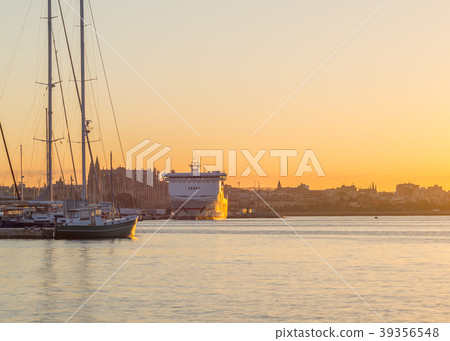 Palma de Mallorca Cathedral from the coast wake up Palma de Mallorca Cathedral from the coast wake up 39356548