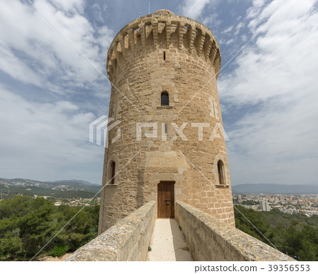 Access bridge to Bellver castle tower 39356553